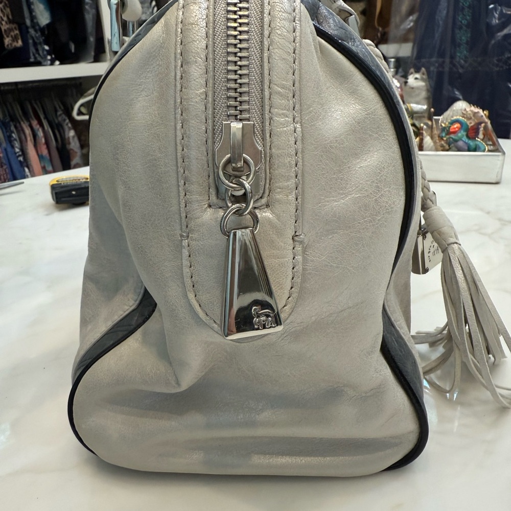 Elegant Oyster White and Gray Designer Handbag - Picture 4 of 12